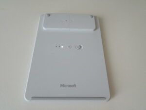 Microsoft Wireless Number Padの裏面、Bluetooth切り替え