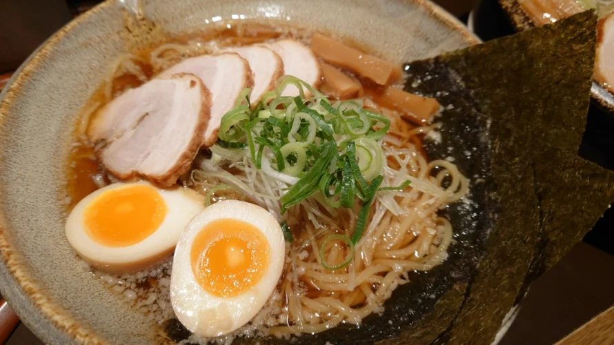 越後秘蔵麺 無尽蔵 こいわ家 鶏がら醤油デラックスラーメンと豚骨醤油デラックスラーメン